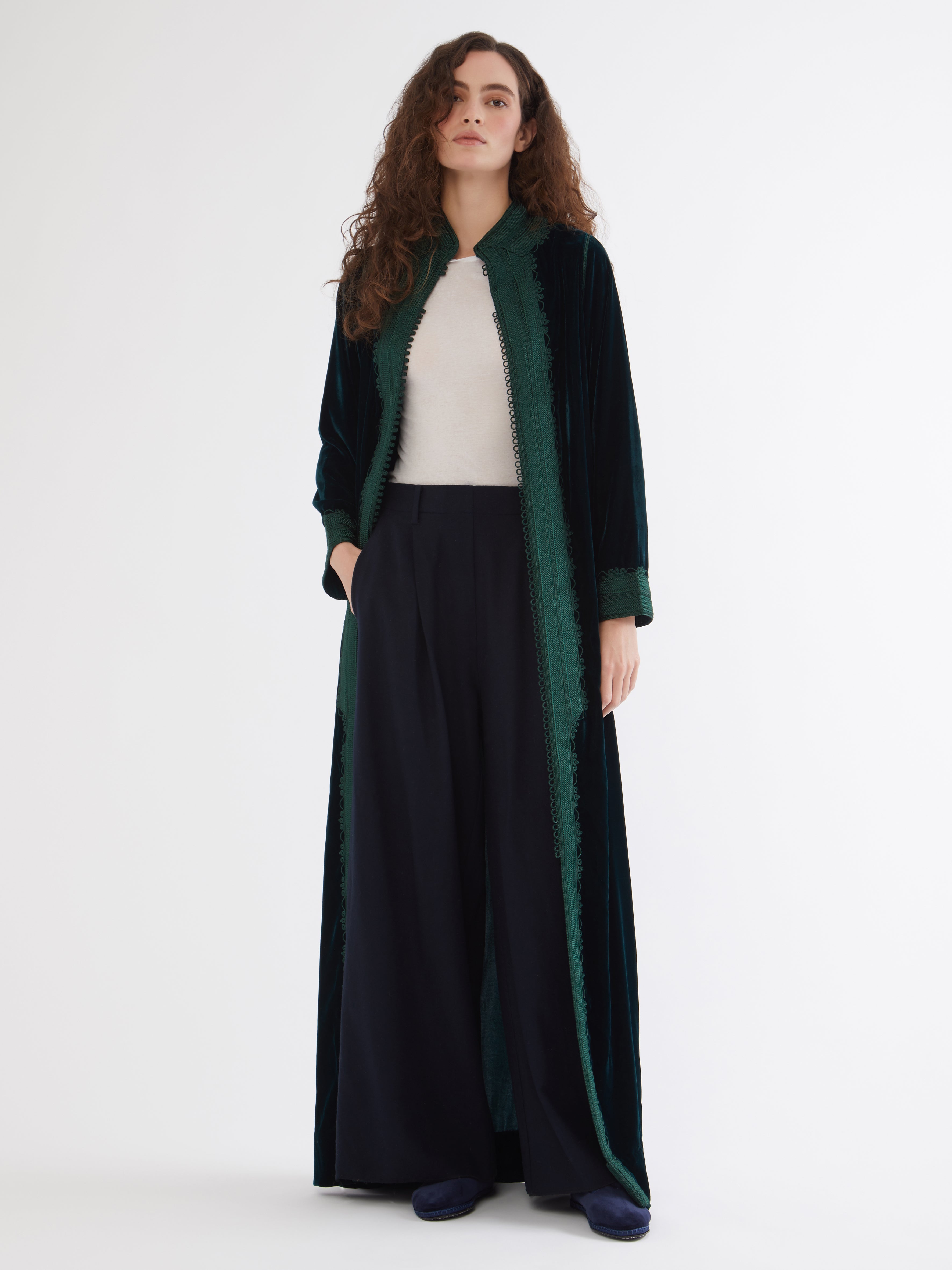 Embroidered in silk threads, Ethical fashion, craftsmanship, sustainable fashion, traditional fashion, ethnic fashion, moda etica, moda sostenibile, tecniche artigianali, moda tradizionale, moda etnica, fatto a mano, handmade, bohemian jacket, boho jacket, midseason jacket, giacca di mezza stagione, ricamo a mano, hand embroidery, silk embroidery, ricamo seta, moroccan jacket, giacca marocchina, collo coreana, giacca di velluto, velvet jacket, giacca di cashmere, cashmere jacket