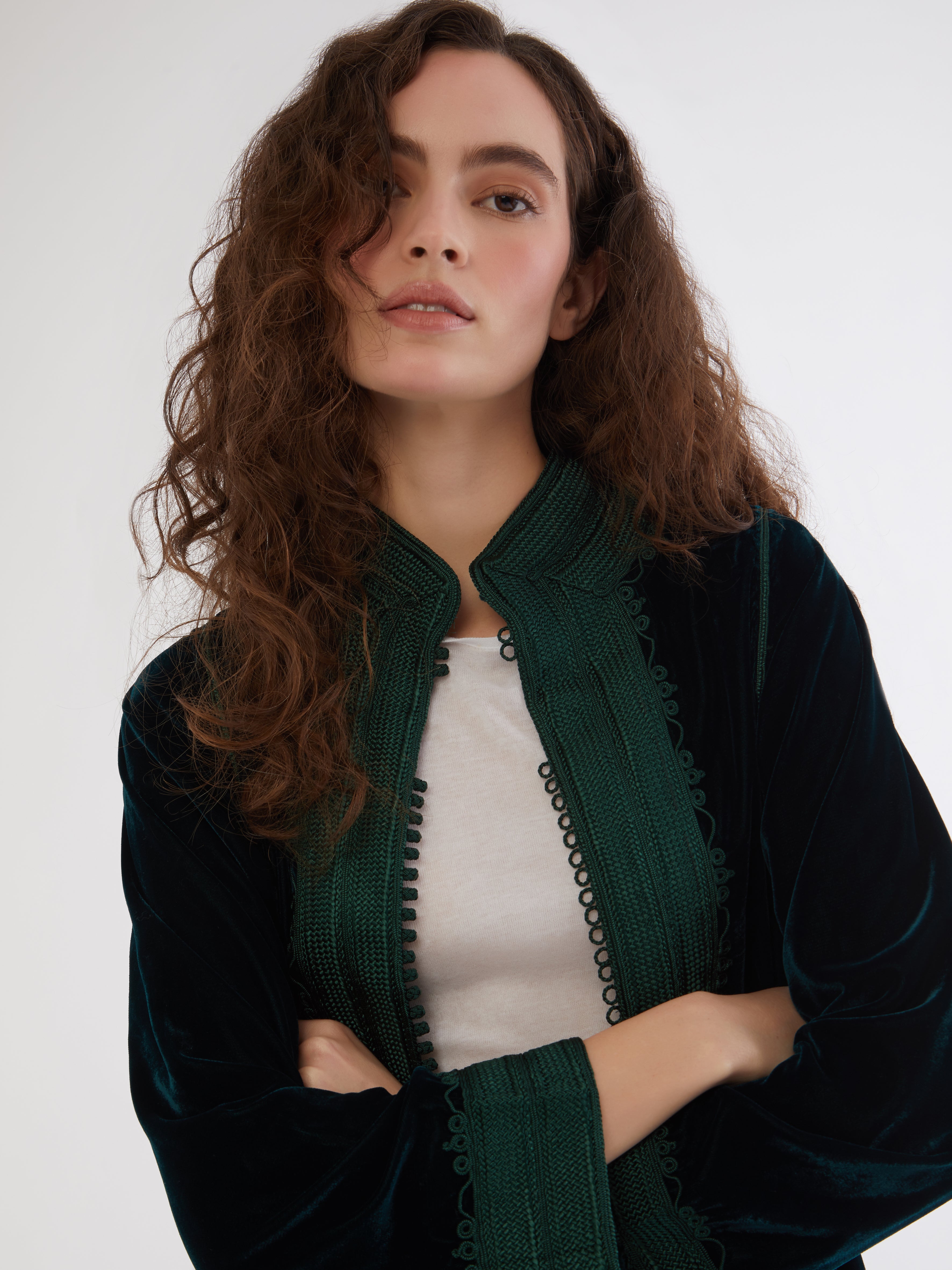 Embroidered in silk threads, Ethical fashion, craftsmanship, sustainable fashion, traditional fashion, ethnic fashion, moda etica, moda sostenibile, tecniche artigianali, moda tradizionale, moda etnica, fatto a mano, handmade, bohemian jacket, boho jacket, midseason jacket, giacca di mezza stagione, ricamo a mano, hand embroidery, silk embroidery, ricamo seta, moroccan jacket, giacca marocchina, collo coreana, giacca di velluto, velvet jacket, giacca di cashmere, cashmere jacket