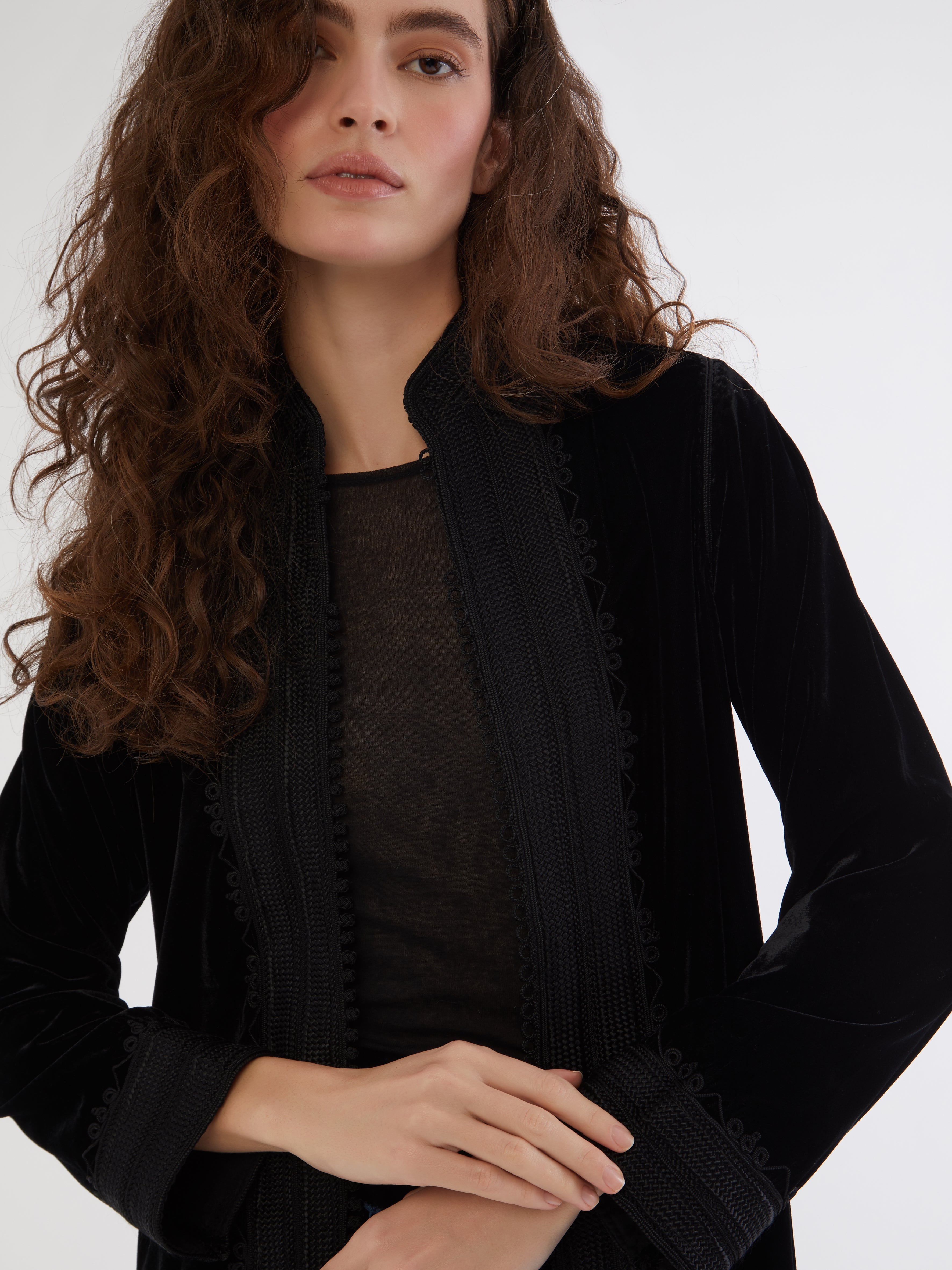 Embroidered in silk threads, Ethical fashion, craftsmanship, sustainable fashion, traditional fashion, ethnic fashion, moda etica, moda sostenibile, tecniche artigianali, moda tradizionale, moda etnica, fatto a mano, handmade, bohemian jacket, boho jacket, midseason jacket, giacca di mezza stagione, ricamo a mano, hand embroidery, silk embroidery, ricamo seta, moroccan jacket, giacca marocchina, collo coreana, giacca di velluto, velvet jacket, giacca di cashmere, cashmere jacket