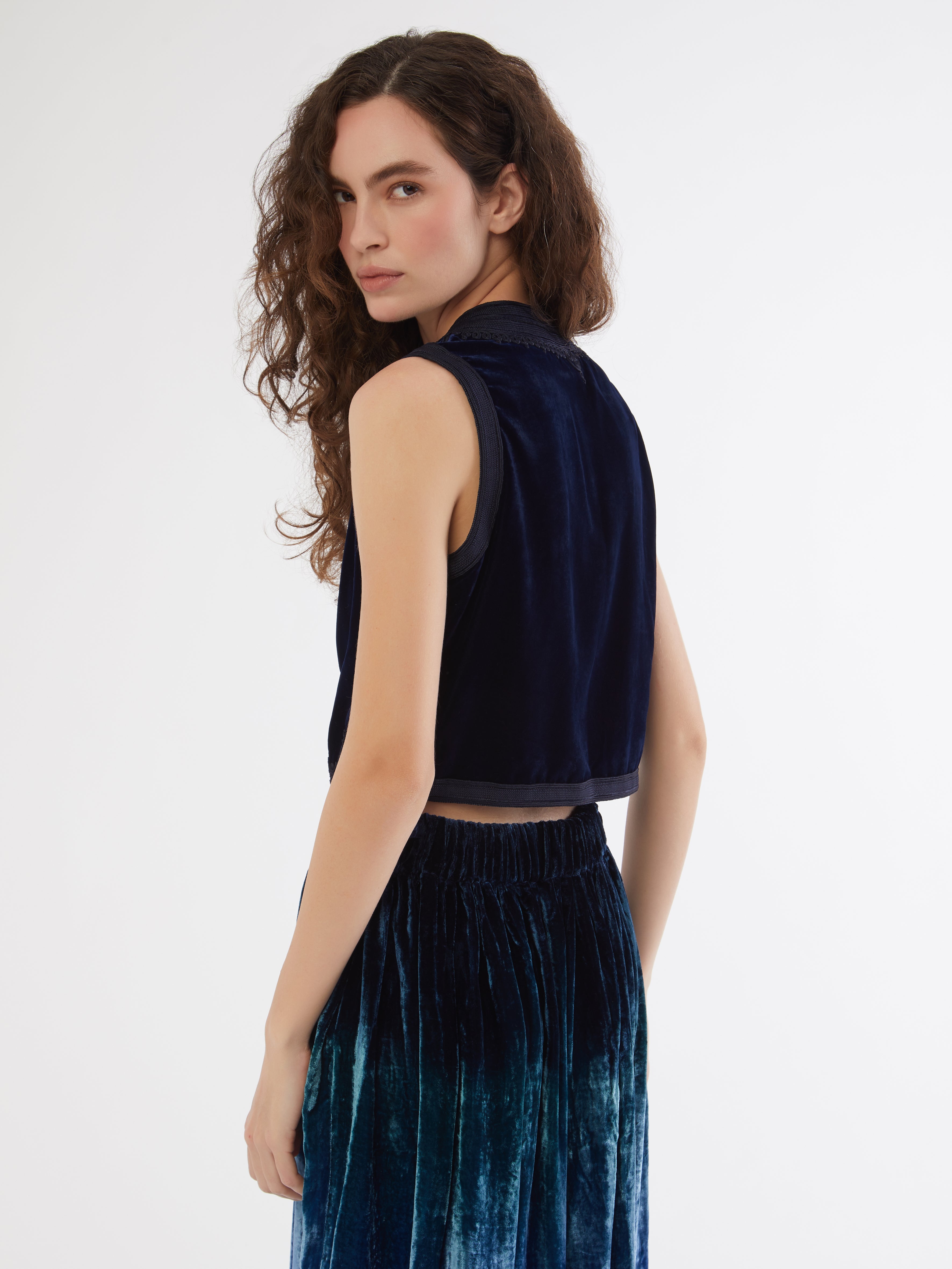 Embroidered in silk threads, Ethical fashion, craftsmanship, sustainable fashion, traditional fashion, ethnic fashion, moda etica, moda sostenibile, tecniche artigianali, moda tradizionale, moda etnica, fatto a mano, handmade, bohemian jacket, boho jacket, midseason jacket, giacca di mezza stagione, ricamo a mano, hand embroidery, silk embroidery, ricamo seta, moroccan jacket, giacca marocchina, collo coreana, giacca di velluto, velvet jacket, giacca di cashmere, cashmere jacket