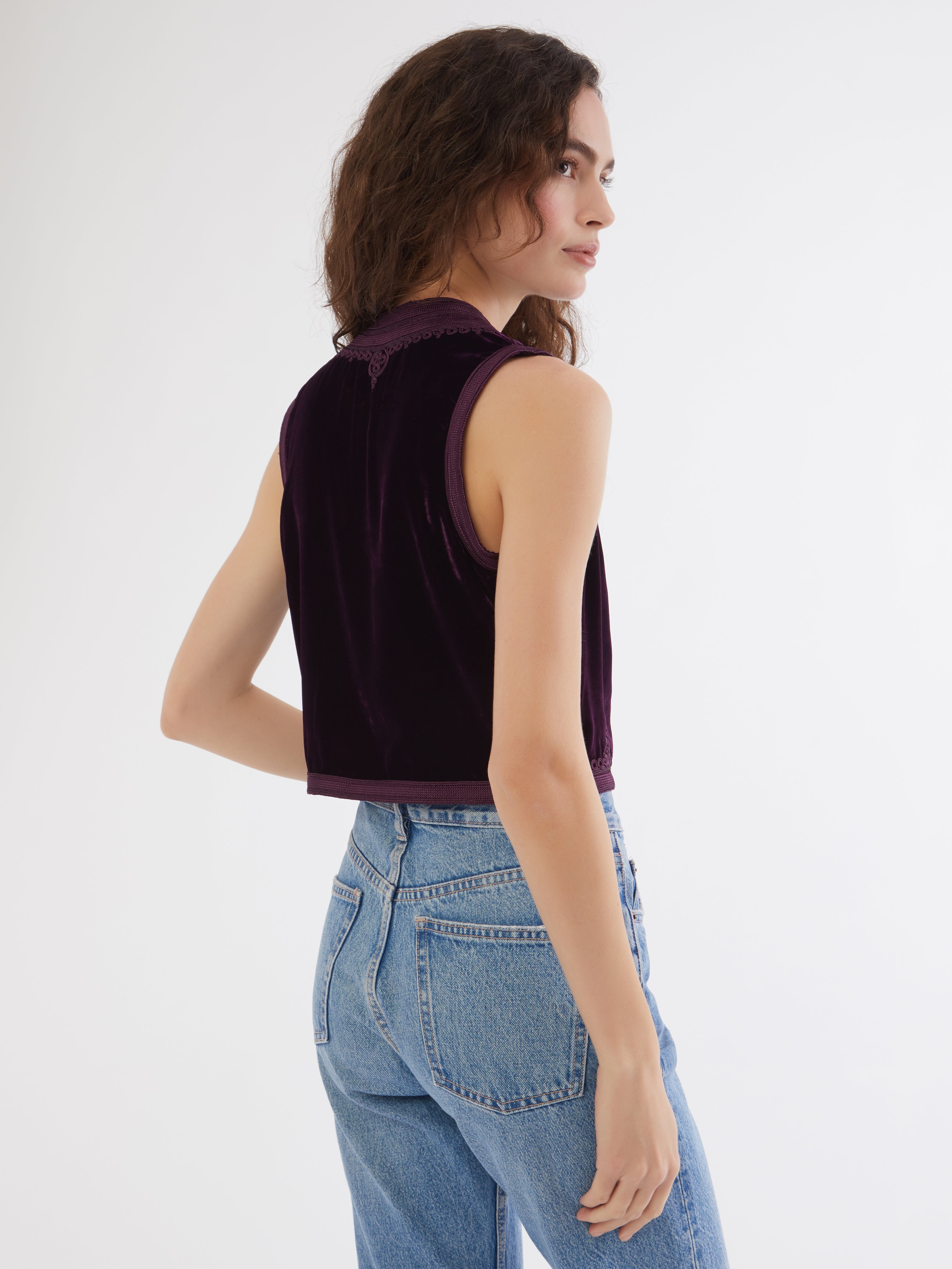 Embroidered in silk threads, Ethical fashion, craftsmanship, sustainable fashion, traditional fashion, ethnic fashion, moda etica, moda sostenibile, tecniche artigianali, moda tradizionale, moda etnica, fatto a mano, handmade, bohemian jacket, boho jacket, midseason jacket, giacca di mezza stagione, ricamo a mano, hand embroidery, silk embroidery, ricamo seta, moroccan jacket, giacca marocchina, collo coreana, giacca di velluto, velvet jacket, giacca di cashmere, cashmere jacket