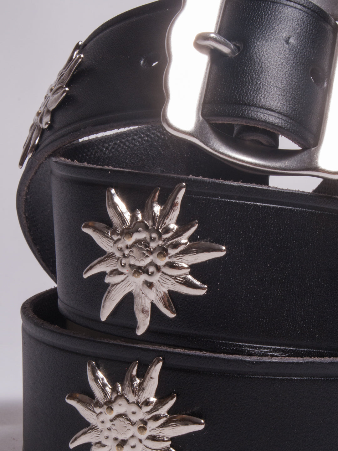 The Alpine Belt, Appenzeller belt, made in Switzerland, handmade, mountain belt, leather belt, cintura di pelle, cintura con le mucche, stelle alpine, cintura svizzera, cintura tirolese, cintura ampezzana, traditional belt, cow belt,