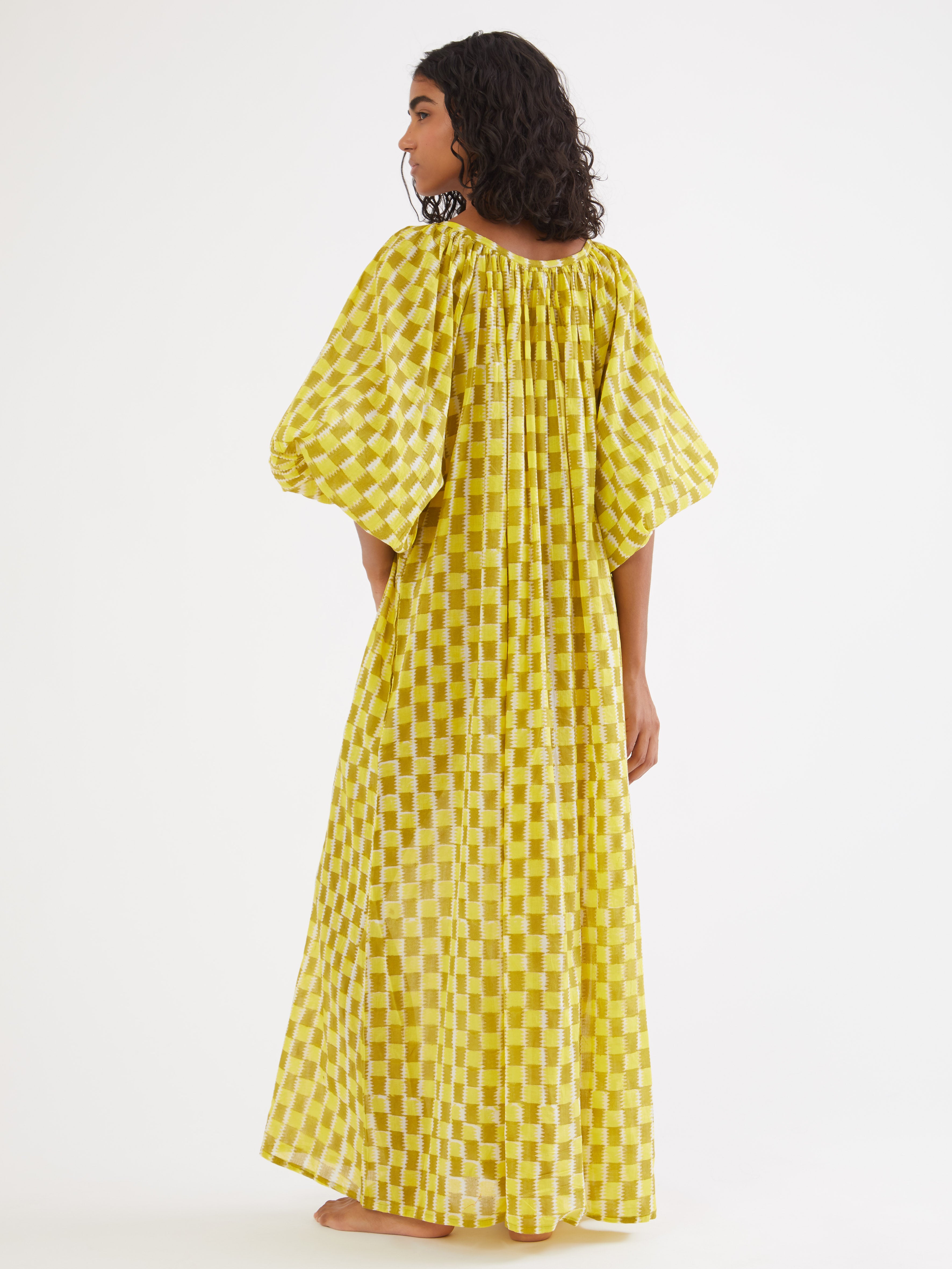 Ethical fashion, craftsmanship, sustainable fashion, traditional fashion, ethnic fashion, moda etica, moda sostenibile, tecniche artigianali, moda tradizionale, moda etnica, fatto a mano, handmade, kaftano, kaftan, beachwear, moda di spiaggia, summer wear, bohemian style, boho styile, stile bohemio, stile boho, resort wear, india, moda indiana, indian fashion, hand dye, tie dye, colorful kaftan, silk kaftan, beach style, hand printed