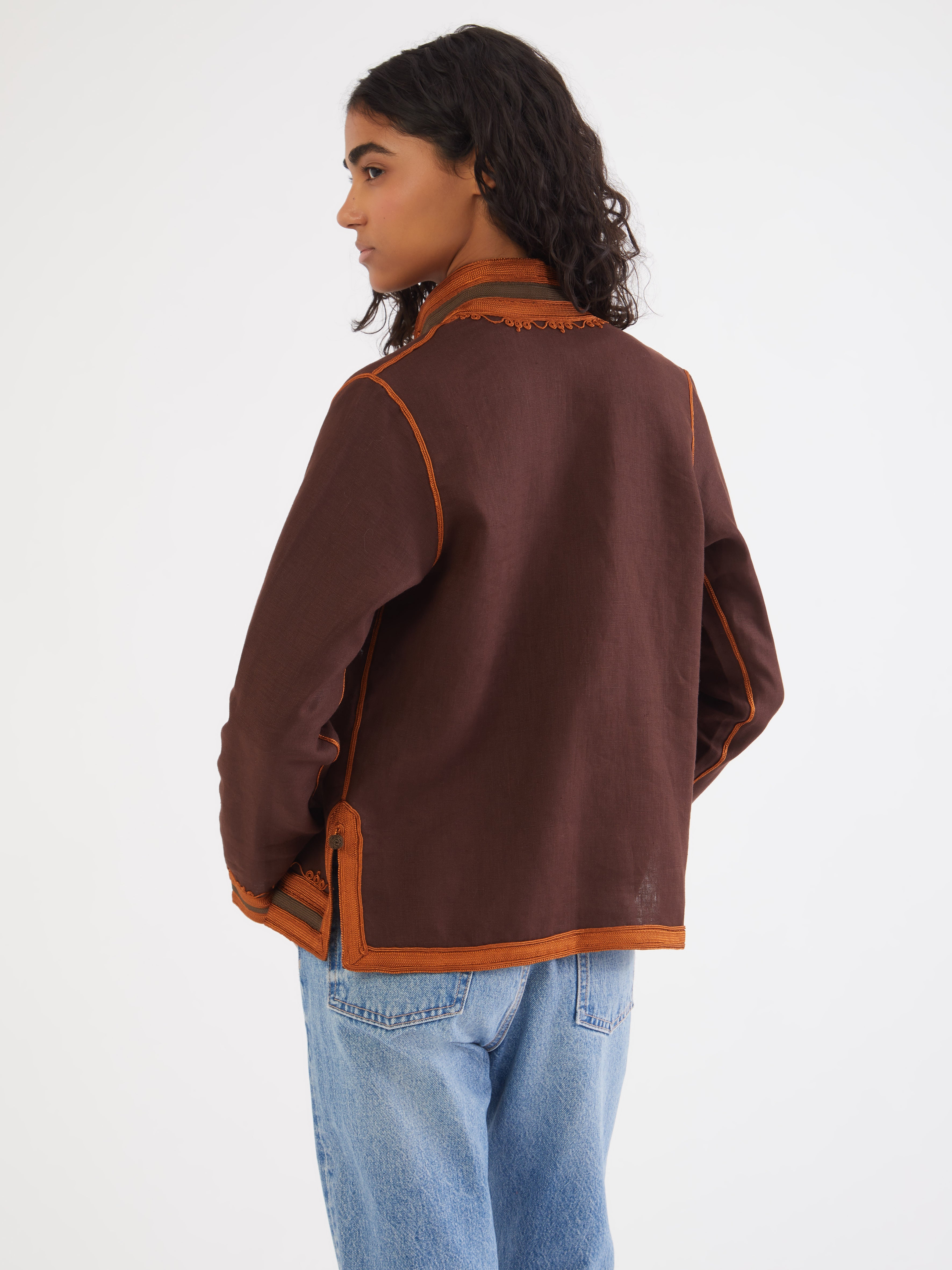 Embroidered in silk threads, Ethical fashion, craftsmanship, sustainable fashion, traditional fashion, ethnic fashion, moda etica, moda sostenibile, tecniche artigianali, moda tradizionale, moda etnica, fatto a mano, handmade, bohemian jacket, boho jacket, midseason jacket, giacca di mezza stagione, ricamo a mano, hand embroidery, silk embroidery, ricamo seta, moroccan jacket, giacca marocchina, collo coreana, giacca di lino, linen jacket