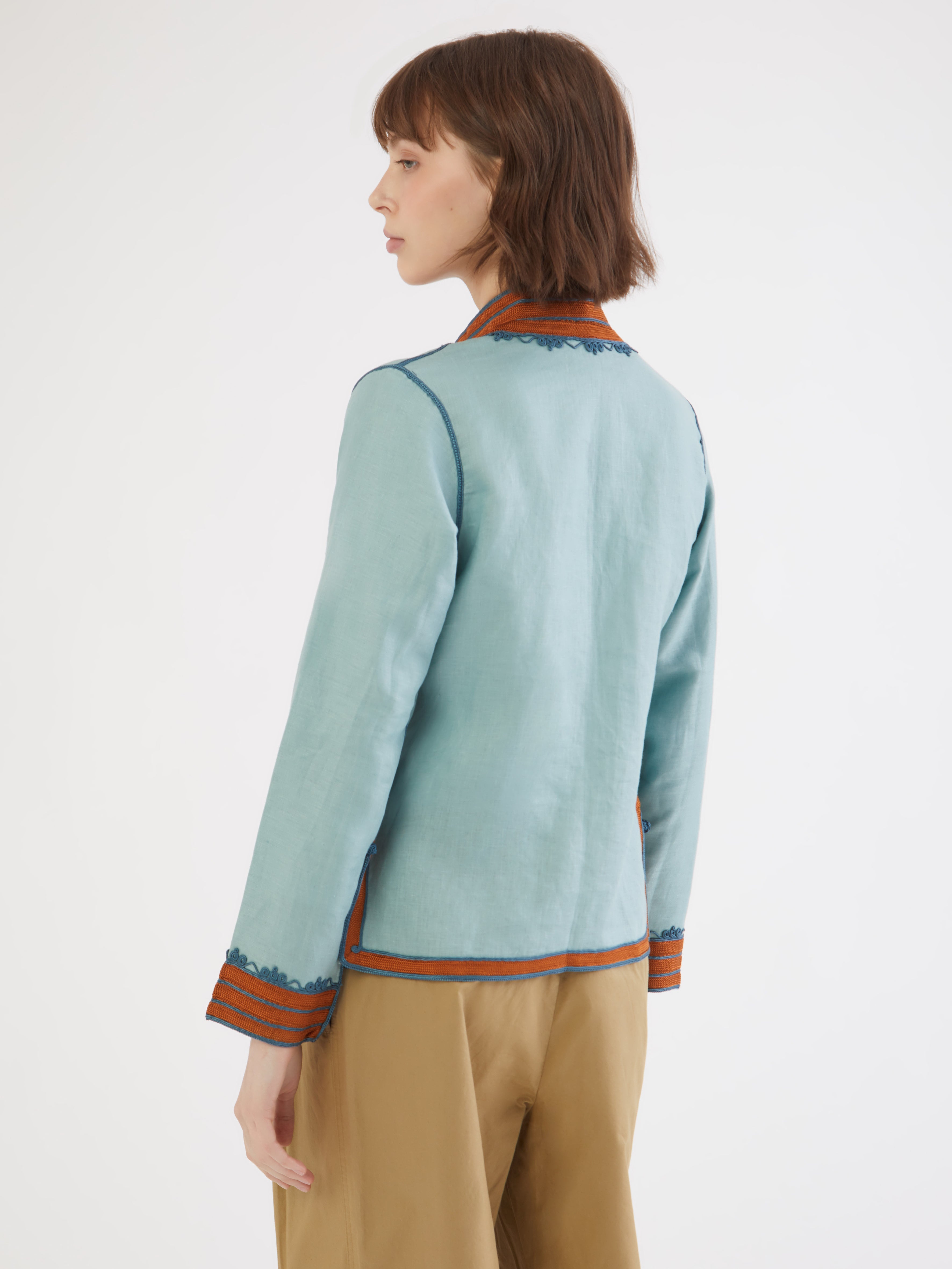 Embroidered in silk threads, Ethical fashion, craftsmanship, sustainable fashion, traditional fashion, ethnic fashion, moda etica, moda sostenibile, tecniche artigianali, moda tradizionale, moda etnica, fatto a mano, handmade, bohemian jacket, boho jacket, midseason jacket, giacca di mezza stagione, ricamo a mano, hand embroidery, silk embroidery, ricamo seta, moroccan jacket, giacca marocchina, collo coreana, giacca di lino, linen jacket