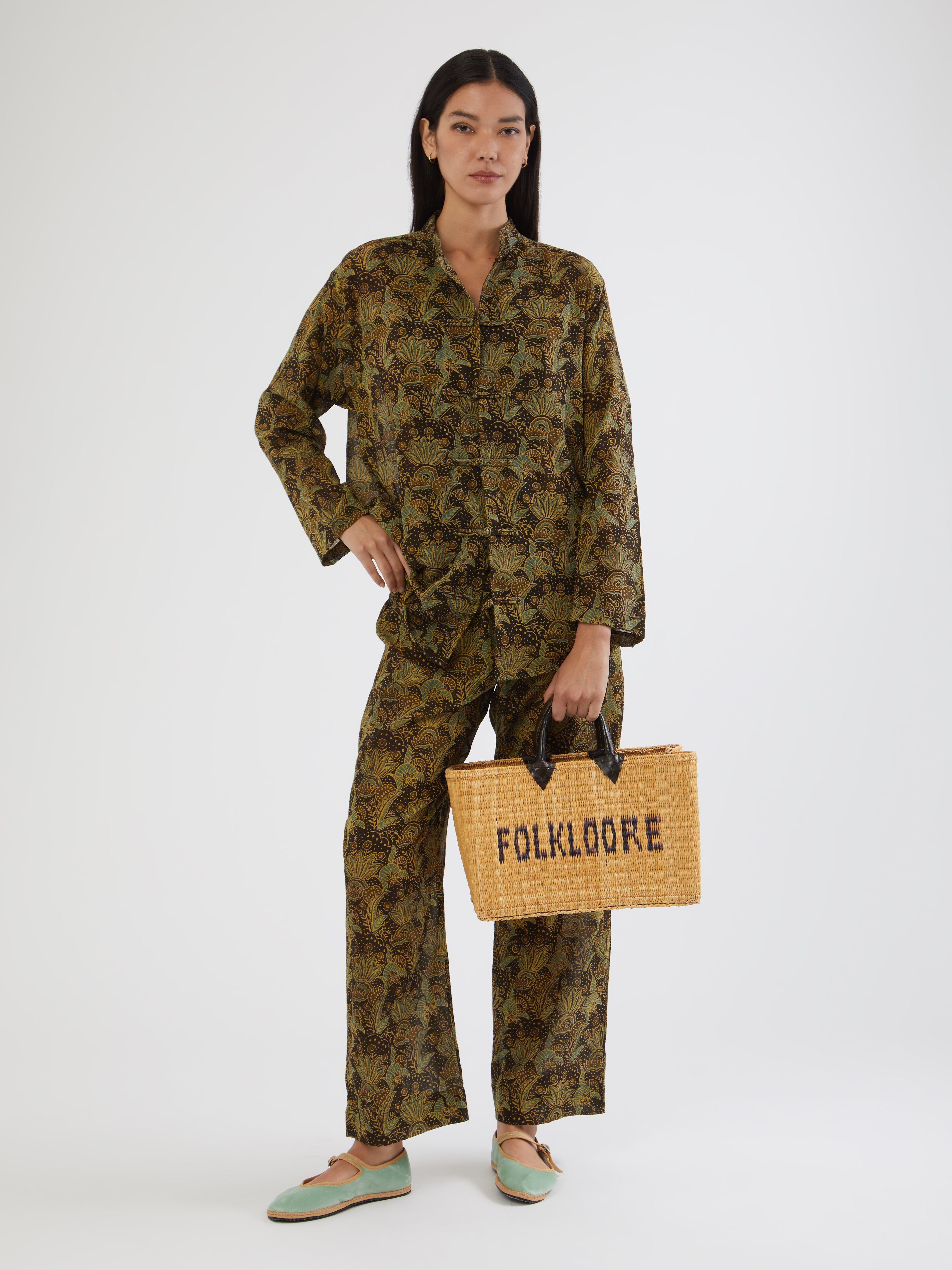 HANDMADE, HANDMADE IN INDIA, MADE IN INDIA, 100% SILK, BLOCK PRINT, ARTISANAL PRINTING, FATTO A MANO, PIGIAMA LOOK, PANTALONI DI COTONE, PANTALONI ESTIVI, SUMMER PANTS, SUMMER SET, COTTON SET, COTTON SHIRT, CAMICIA DI COTONE, COLLO ALLA COREANA, MANDARIN COLLAR SHIRT, FABRIC TOGGLE BUTTONS, BOTTONI DI TESSUTO