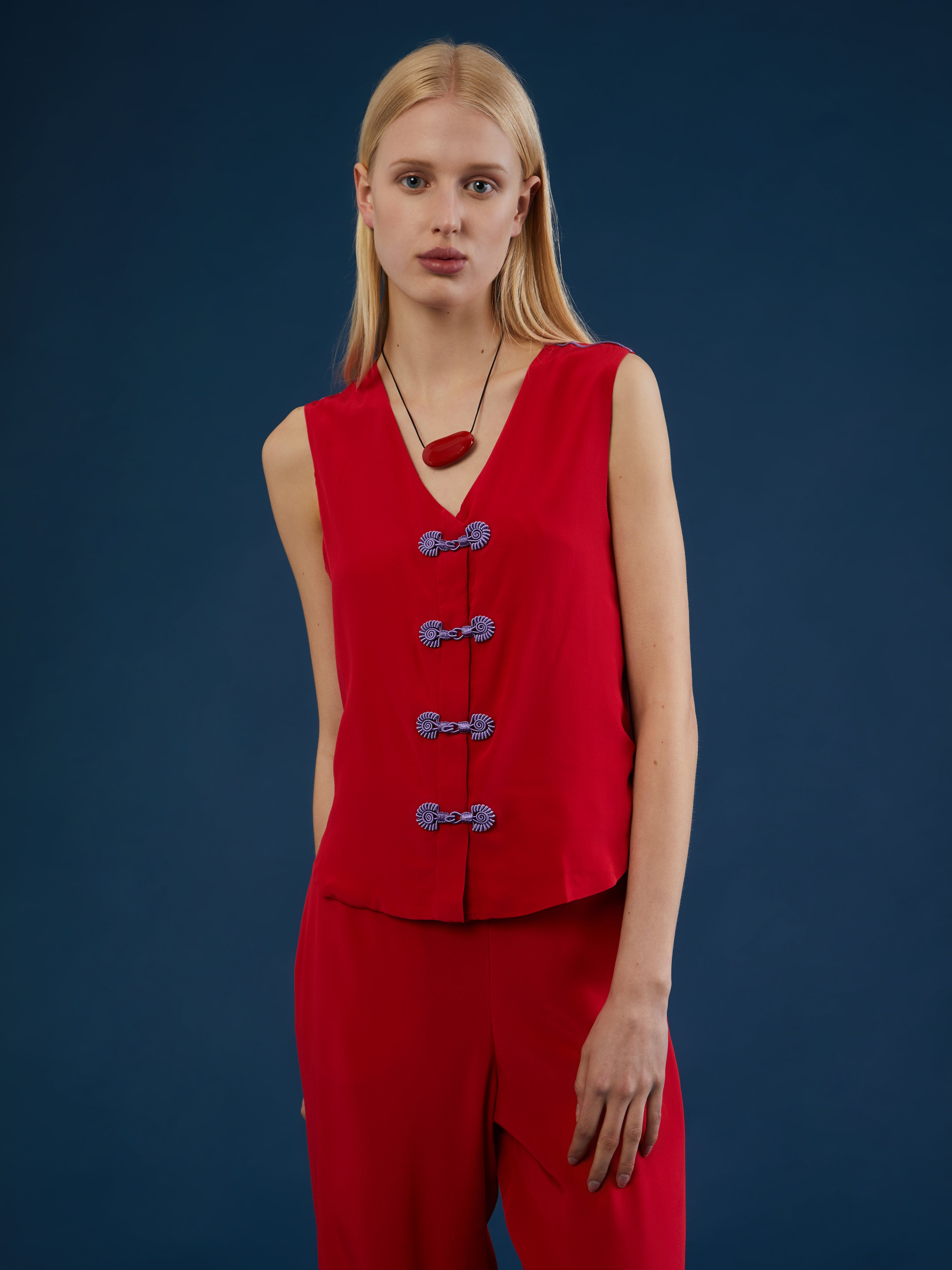 vest, lightweight silk, set, rafted in Morocco, Italian silk, evening look, evening outfit, elegance, relaxed fit, Moroccan embroidery, artisanal craftsmanship, statement piece, vest and pants, ethnic, chic, etnico