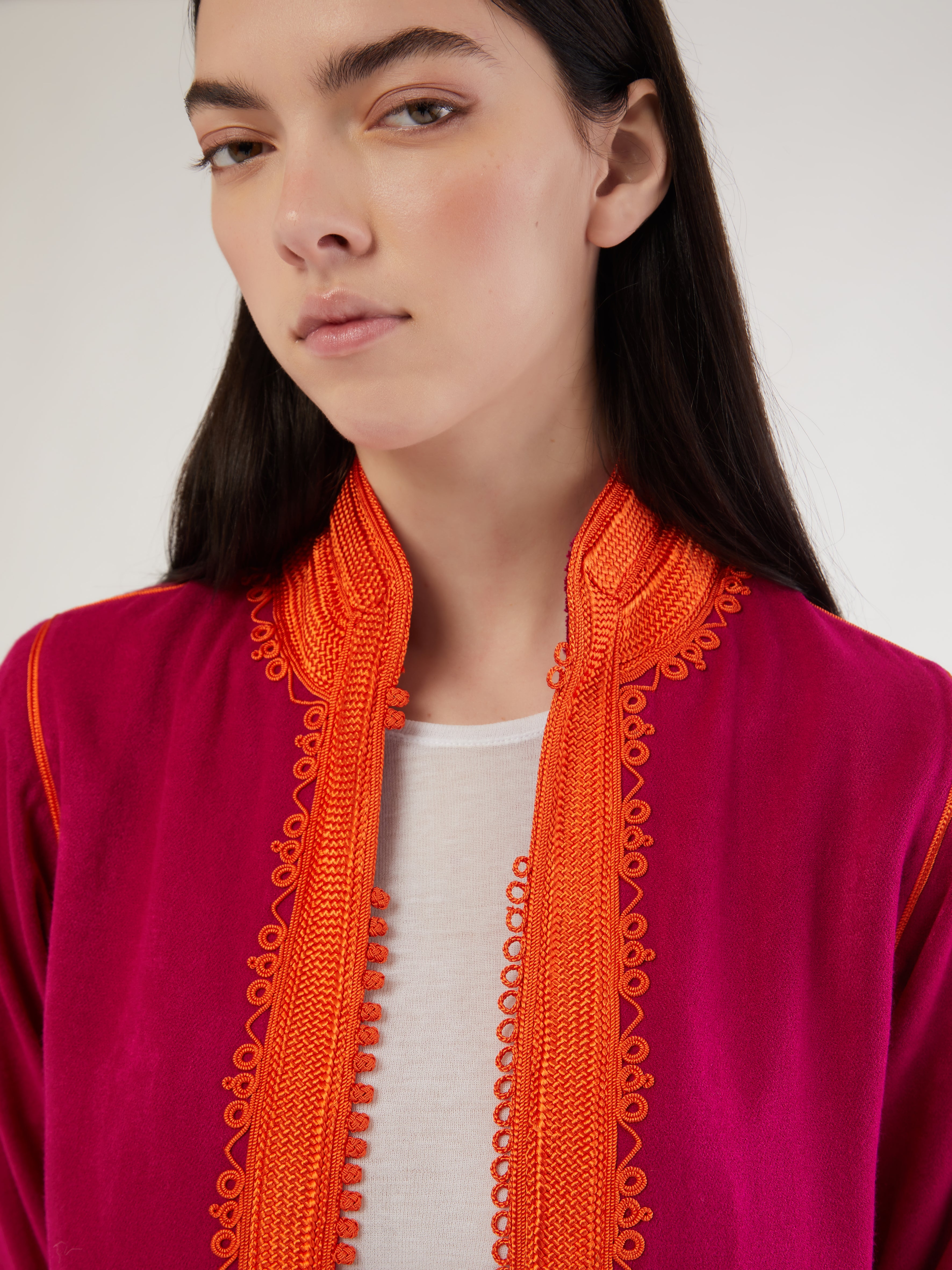 Embroidered in silk threads, Ethical fashion, craftsmanship, sustainable fashion, traditional fashion, ethnic fashion, moda etica, moda sostenibile, tecniche artigianali, moda tradizionale, moda etnica, fatto a mano, handmade, bohemian jacket, boho jacket, midseason jacket, giacca di mezza stagione, ricamo a mano, hand embroidery, silk embroidery, ricamo seta, moroccan jacket, giacca marocchina, collo coreana, giacca di velluto, velvet jacket, giacca di cashmere, cashmere jacket