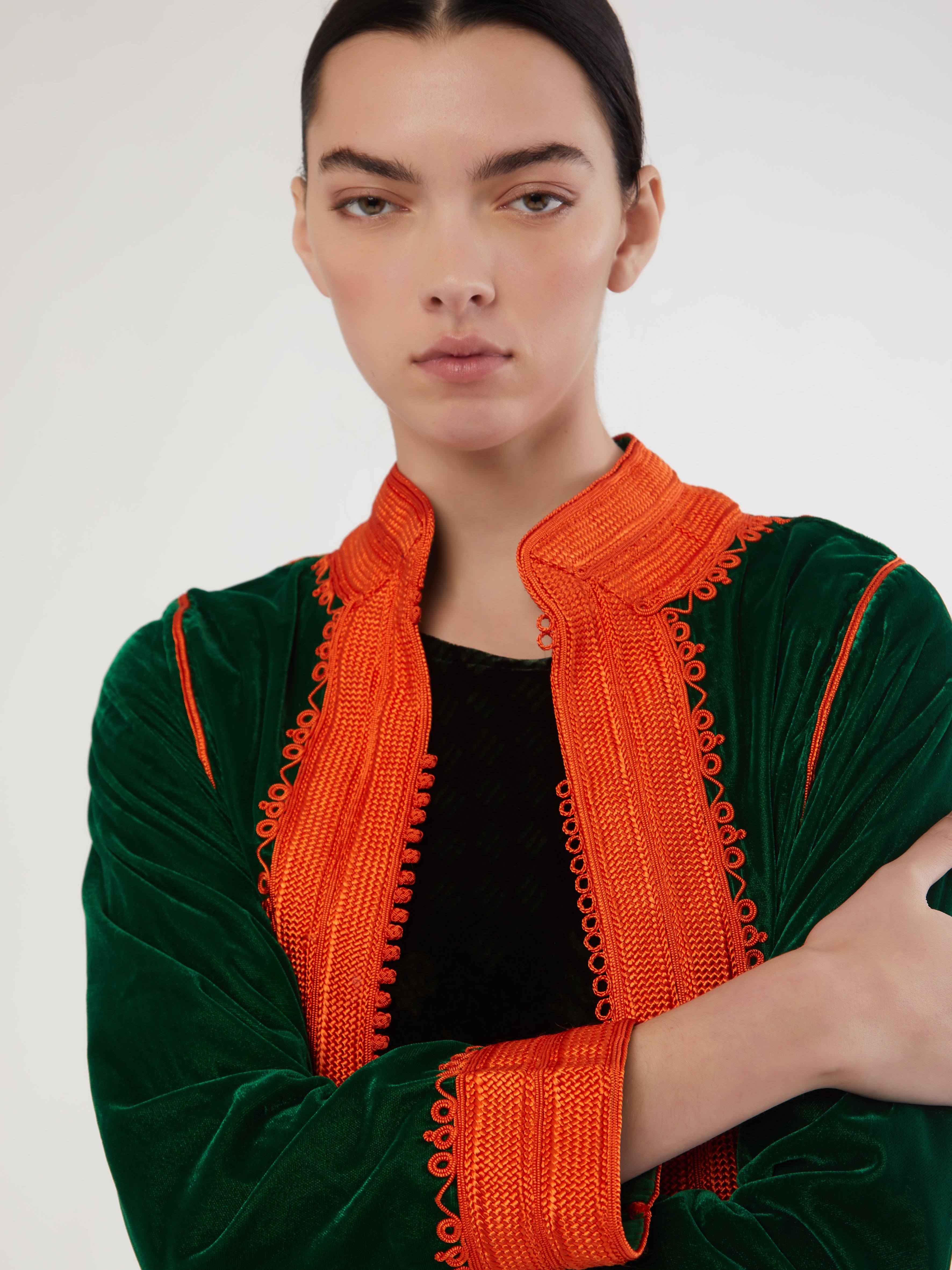 Embroidered in silk threads, Ethical fashion, craftsmanship, sustainable fashion, traditional fashion, ethnic fashion, moda etica, moda sostenibile, tecniche artigianali, moda tradizionale, moda etnica, fatto a mano, handmade, bohemian jacket, boho jacket, midseason jacket, giacca di mezza stagione, ricamo a mano, hand embroidery, silk embroidery, ricamo seta, moroccan jacket, giacca marocchina, collo coreana, giacca di velluto, velvet jacket, giacca di cashmere, cashmere jacket