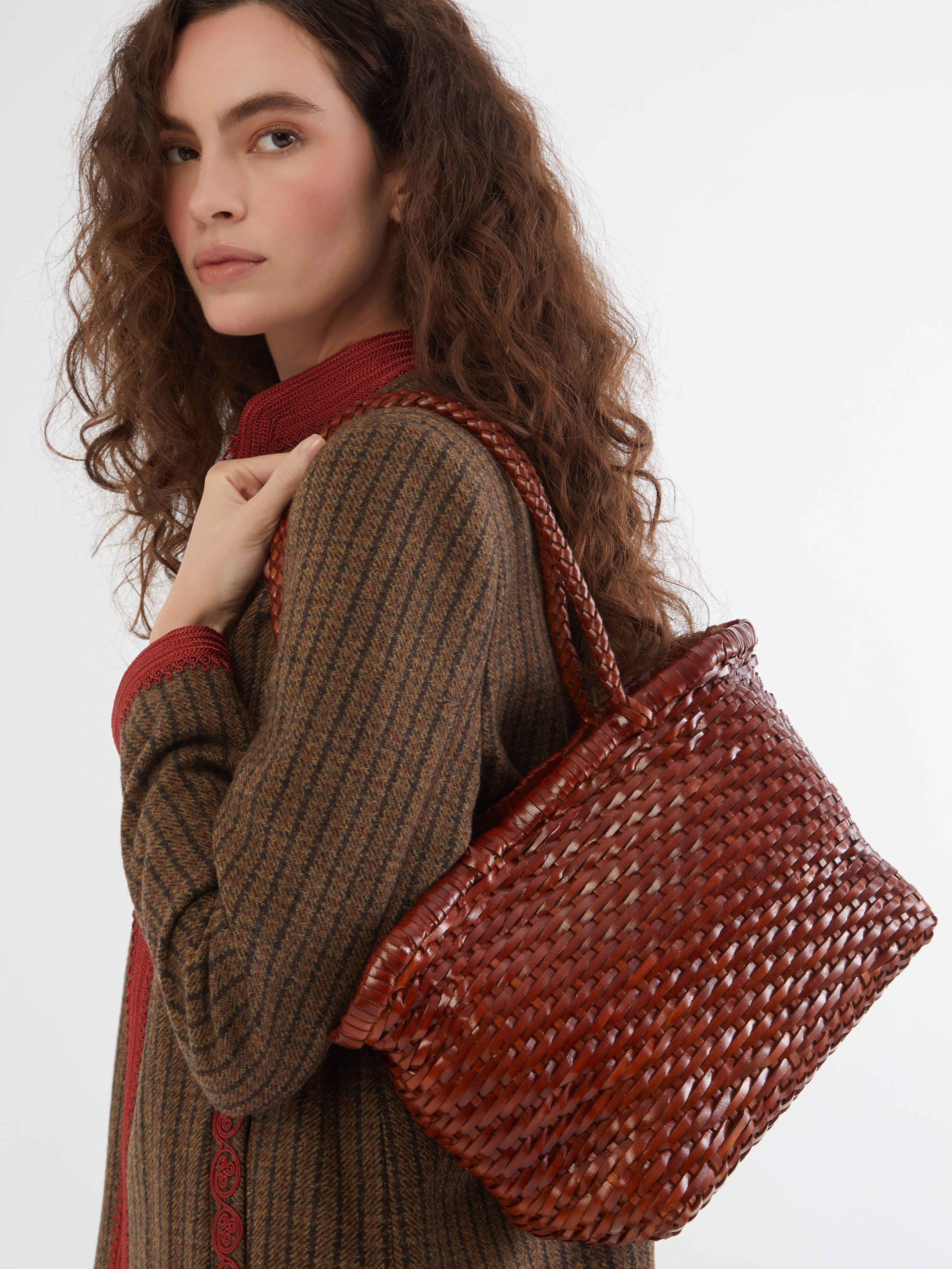 ETHICAL FASHION, CRAFTSMANSHIP, SUSTAINABLE FASHION, TRADITIONAL FASHION, ETNIC FASHION, BOHEMIAN FASHION, MODA ETICA, MODA SOSTENIBILE, TECNICHE ARTIGIANALI, MODA TRADIZIONALE, MODA ETNICA, VESTITI BOHEMIAN, BORSE DA WEEKEND, DAILY BAG, MADE IN INDIA, HANDMADE BAG, INTRECCIATA A MANO, HAND WAVED, LEATHER BAG, RED BAG, LEATHER BAG, BORSA DI PELLE, BORSA INTRECCIATA