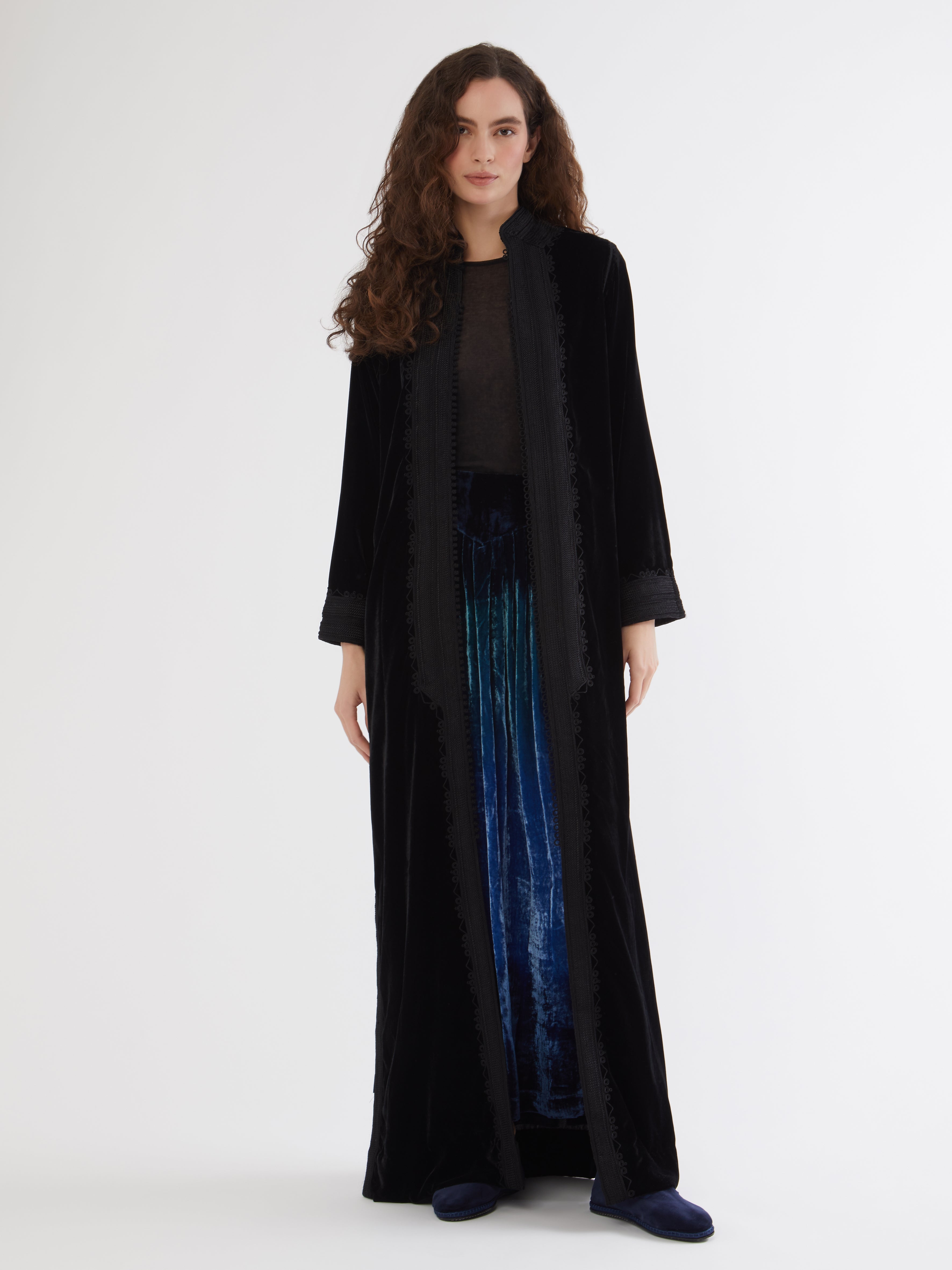 Embroidered in silk threads, Ethical fashion, craftsmanship, sustainable fashion, traditional fashion, ethnic fashion, moda etica, moda sostenibile, tecniche artigianali, moda tradizionale, moda etnica, fatto a mano, handmade, bohemian jacket, boho jacket, midseason jacket, giacca di mezza stagione, ricamo a mano, hand embroidery, silk embroidery, ricamo seta, moroccan jacket, giacca marocchina, collo coreana, giacca di velluto, velvet jacket, giacca di cashmere, cashmere jacket