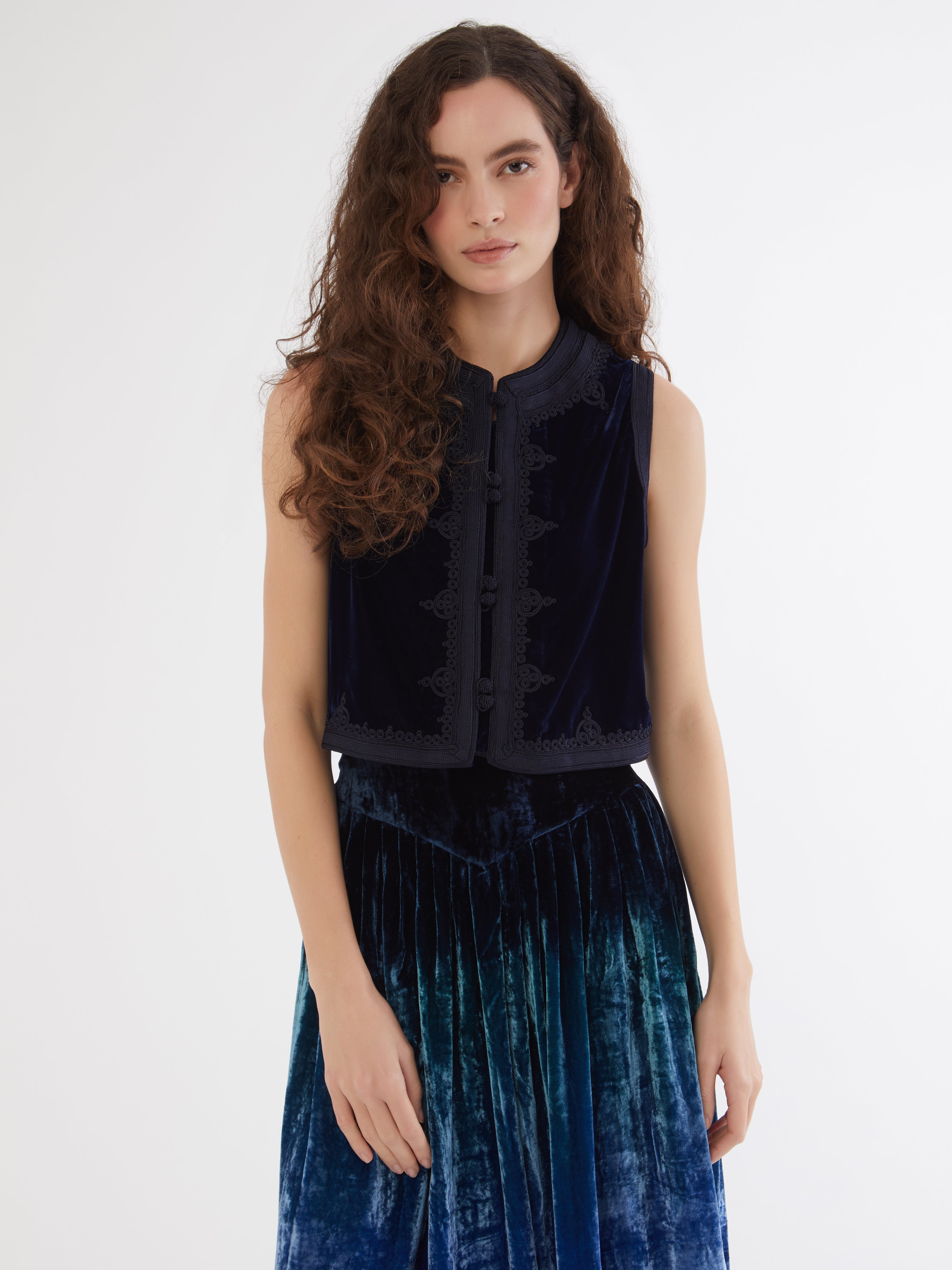 Embroidered in silk threads, Ethical fashion, craftsmanship, sustainable fashion, traditional fashion, ethnic fashion, moda etica, moda sostenibile, tecniche artigianali, moda tradizionale, moda etnica, fatto a mano, handmade, bohemian jacket, boho jacket, midseason jacket, giacca di mezza stagione, ricamo a mano, hand embroidery, silk embroidery, ricamo seta, moroccan jacket, giacca marocchina, collo coreana, giacca di velluto, velvet jacket, giacca di cashmere, cashmere jacket