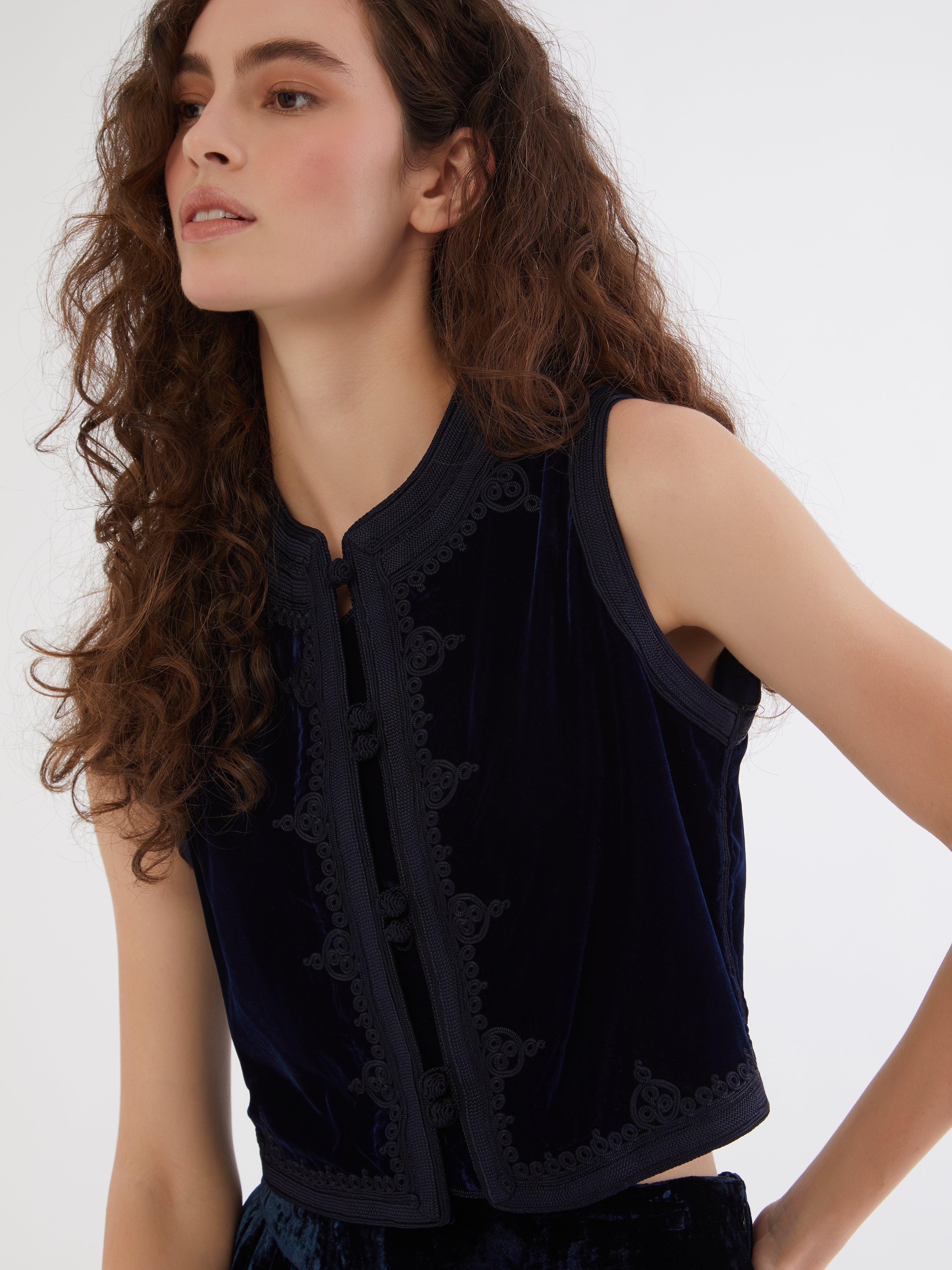 Embroidered in silk threads, Ethical fashion, craftsmanship, sustainable fashion, traditional fashion, ethnic fashion, moda etica, moda sostenibile, tecniche artigianali, moda tradizionale, moda etnica, fatto a mano, handmade, bohemian jacket, boho jacket, midseason jacket, giacca di mezza stagione, ricamo a mano, hand embroidery, silk embroidery, ricamo seta, moroccan jacket, giacca marocchina, collo coreana, giacca di velluto, velvet jacket, giacca di cashmere, cashmere jacket