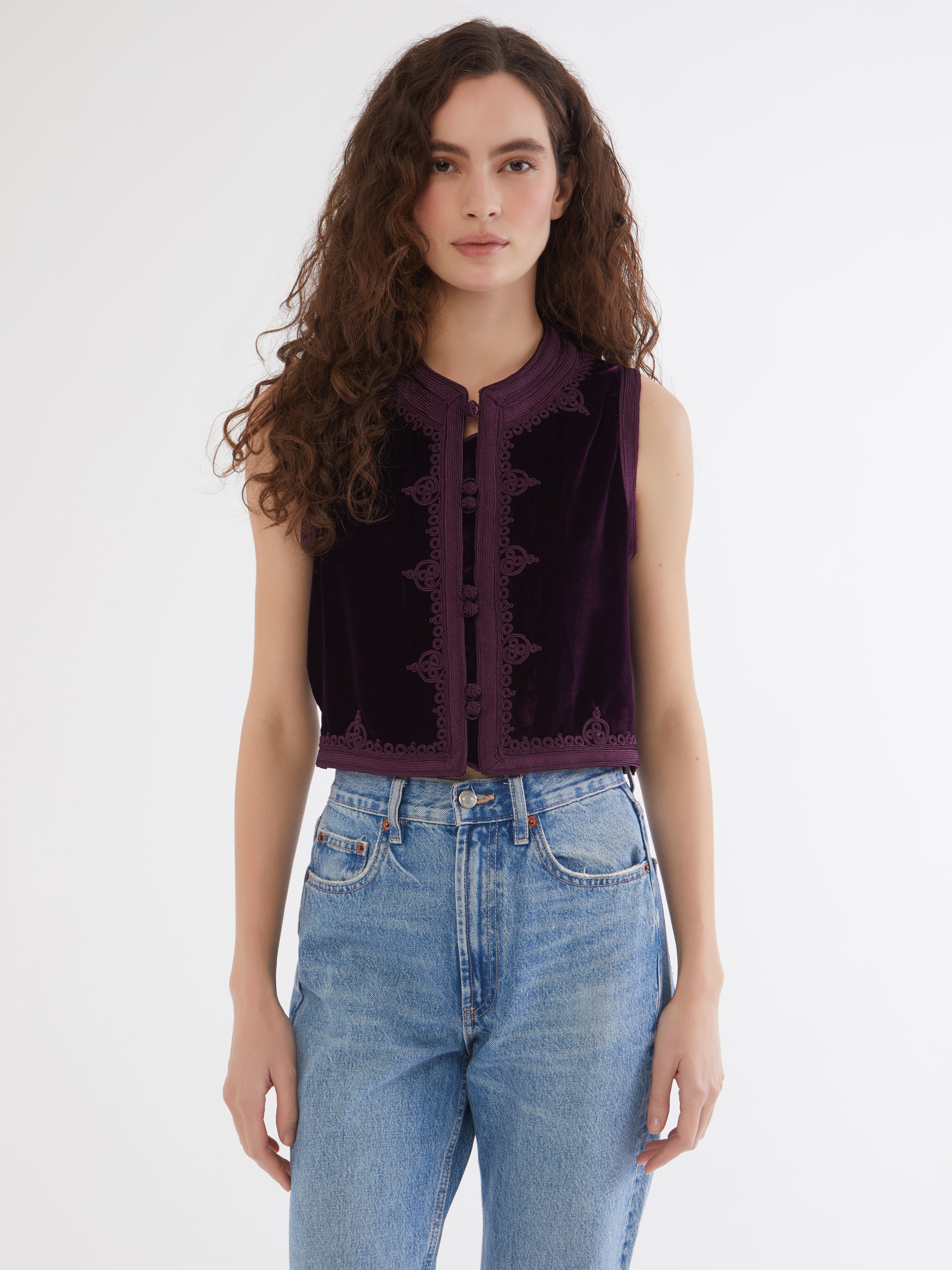 Embroidered in silk threads, Ethical fashion, craftsmanship, sustainable fashion, traditional fashion, ethnic fashion, moda etica, moda sostenibile, tecniche artigianali, moda tradizionale, moda etnica, fatto a mano, handmade, bohemian jacket, boho jacket, midseason jacket, giacca di mezza stagione, ricamo a mano, hand embroidery, silk embroidery, ricamo seta, moroccan jacket, giacca marocchina, collo coreana, giacca di velluto, velvet jacket, giacca di cashmere, cashmere jacket