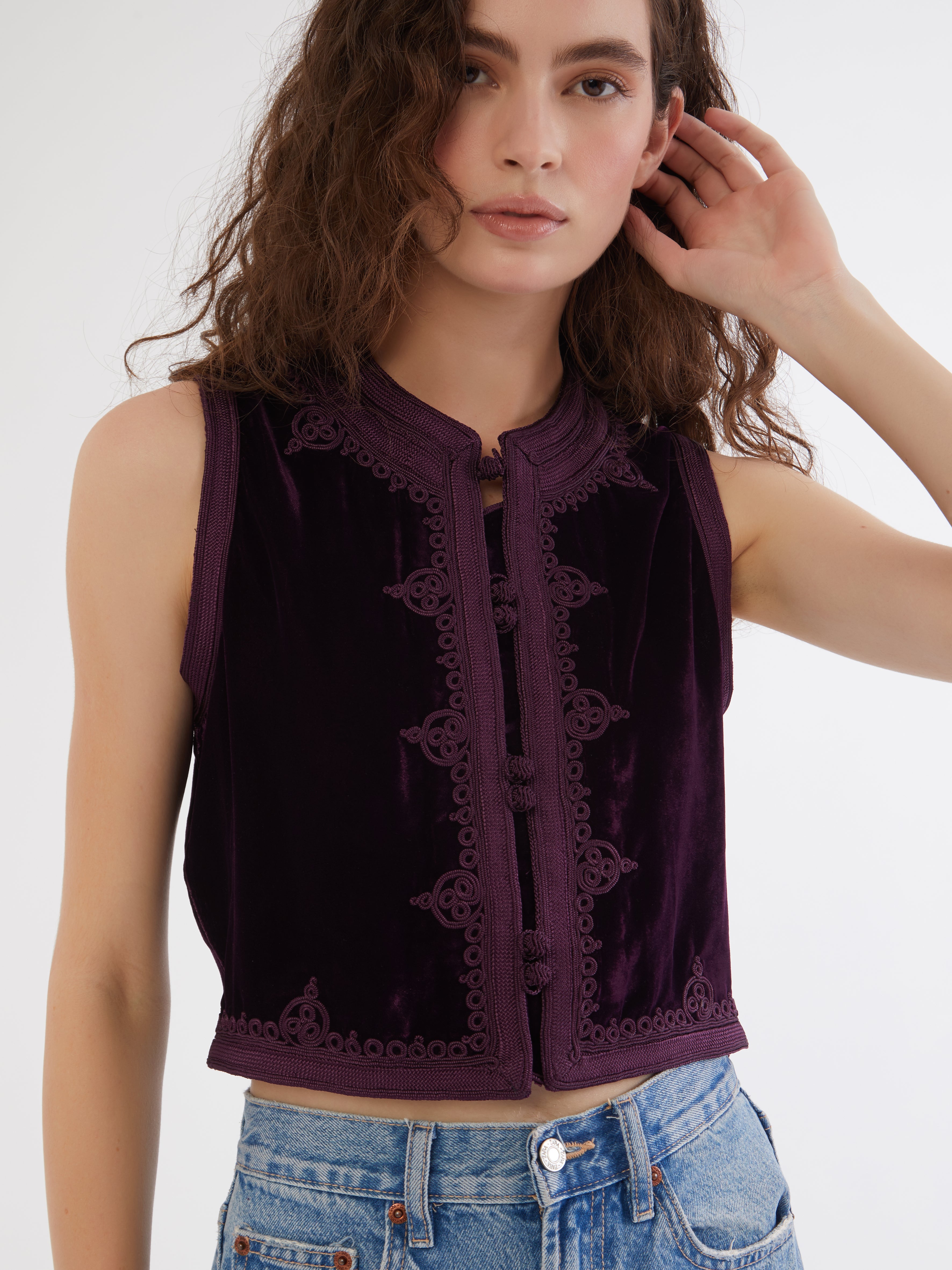 Embroidered in silk threads, Ethical fashion, craftsmanship, sustainable fashion, traditional fashion, ethnic fashion, moda etica, moda sostenibile, tecniche artigianali, moda tradizionale, moda etnica, fatto a mano, handmade, bohemian jacket, boho jacket, midseason jacket, giacca di mezza stagione, ricamo a mano, hand embroidery, silk embroidery, ricamo seta, moroccan jacket, giacca marocchina, collo coreana, giacca di velluto, velvet jacket, giacca di cashmere, cashmere jacket