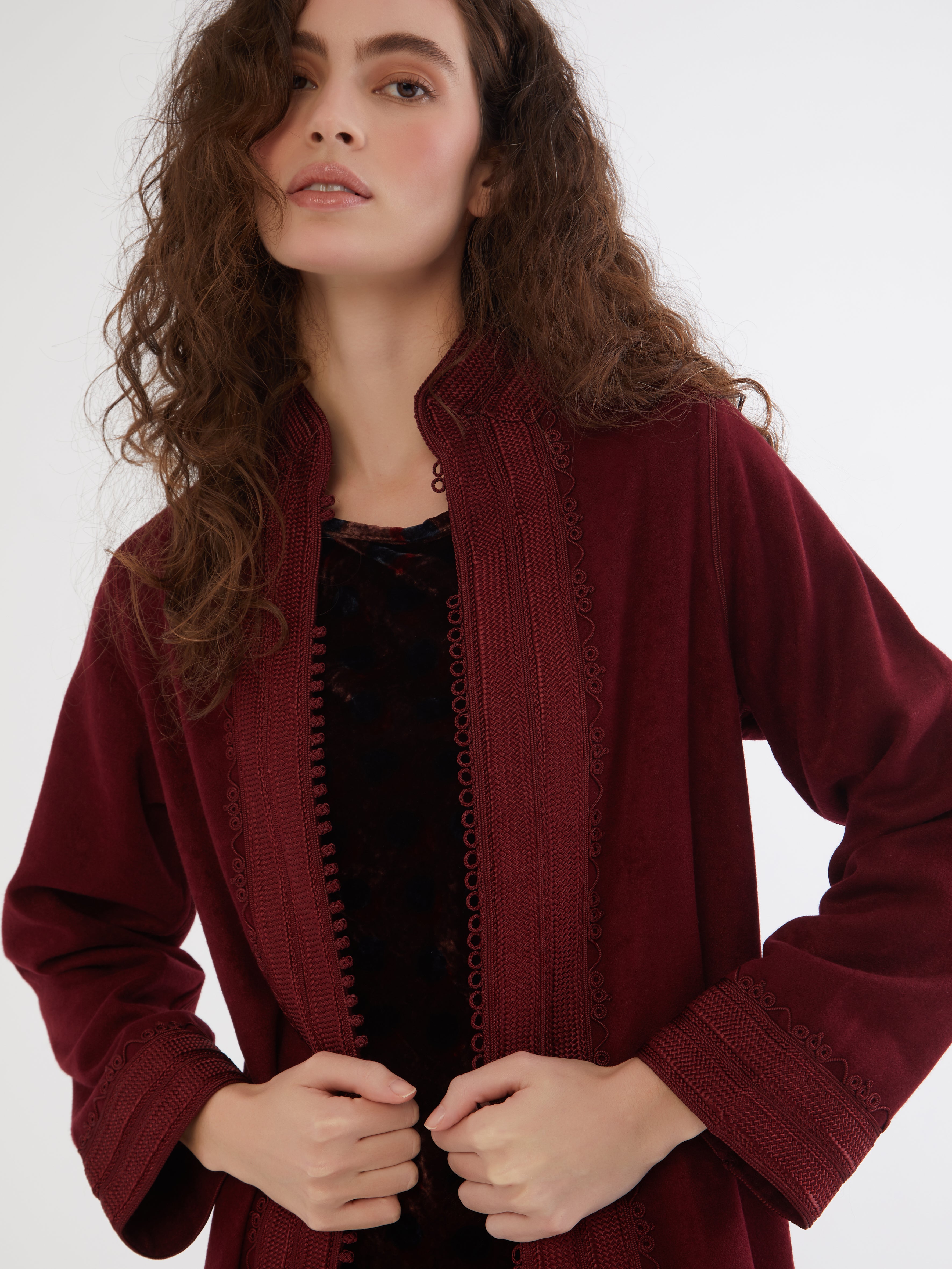 Embroidered in silk threads, Ethical fashion, craftsmanship, sustainable fashion, traditional fashion, ethnic fashion, moda etica, moda sostenibile, tecniche artigianali, moda tradizionale, moda etnica, fatto a mano, handmade, bohemian jacket, boho jacket, midseason jacket, giacca di mezza stagione, ricamo a mano, hand embroidery, silk embroidery, ricamo seta, moroccan jacket, giacca marocchina, collo coreana, giacca di velluto, velvet jacket, giacca di cashmere, cashmere jacket