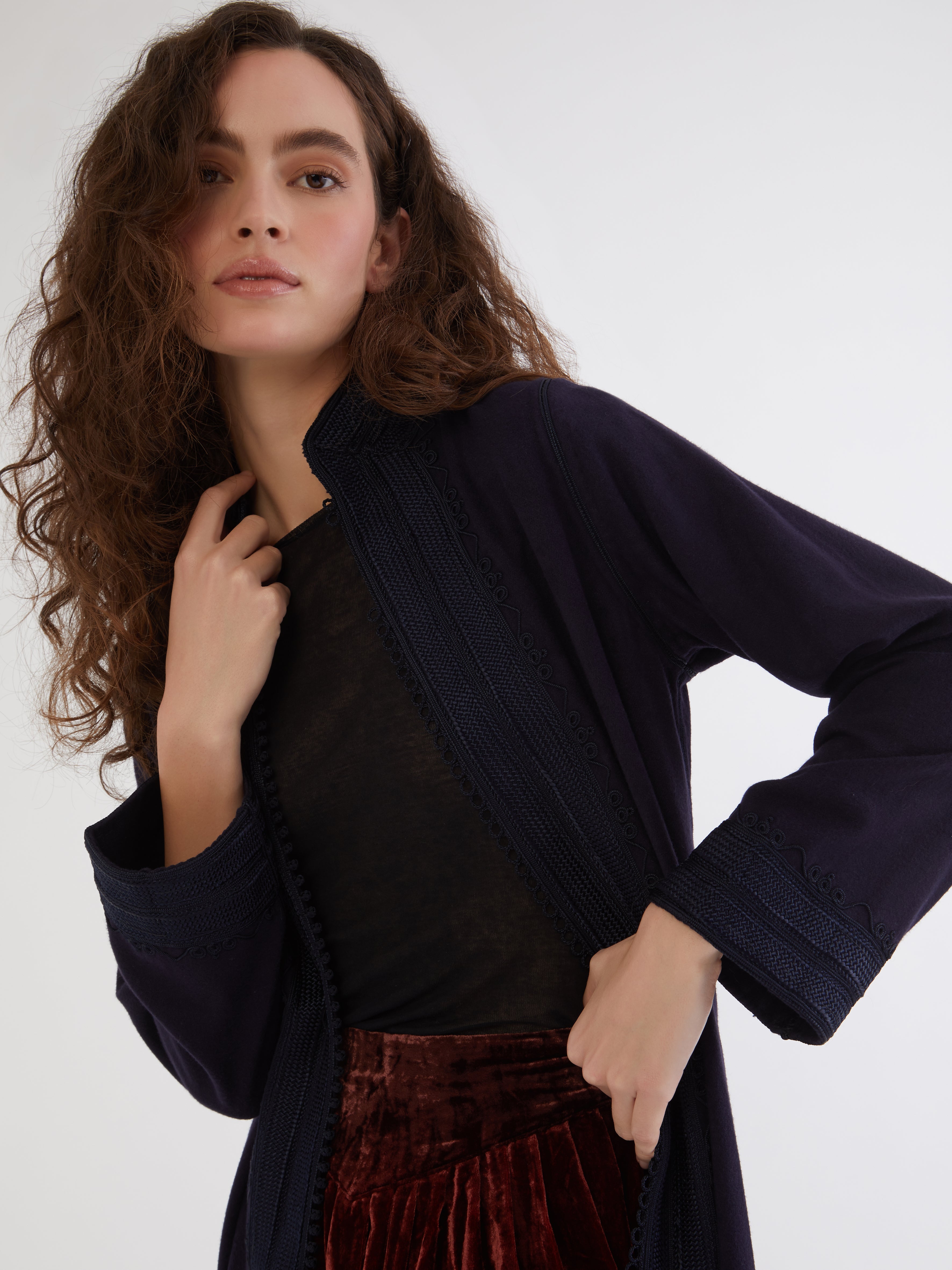Embroidered in silk threads, Ethical fashion, craftsmanship, sustainable fashion, traditional fashion, ethnic fashion, moda etica, moda sostenibile, tecniche artigianali, moda tradizionale, moda etnica, fatto a mano, handmade, bohemian jacket, boho jacket, midseason jacket, giacca di mezza stagione, ricamo a mano, hand embroidery, silk embroidery, ricamo seta, moroccan jacket, giacca marocchina, collo coreana, giacca di velluto, velvet jacket, giacca di cashmere, cashmere jacket