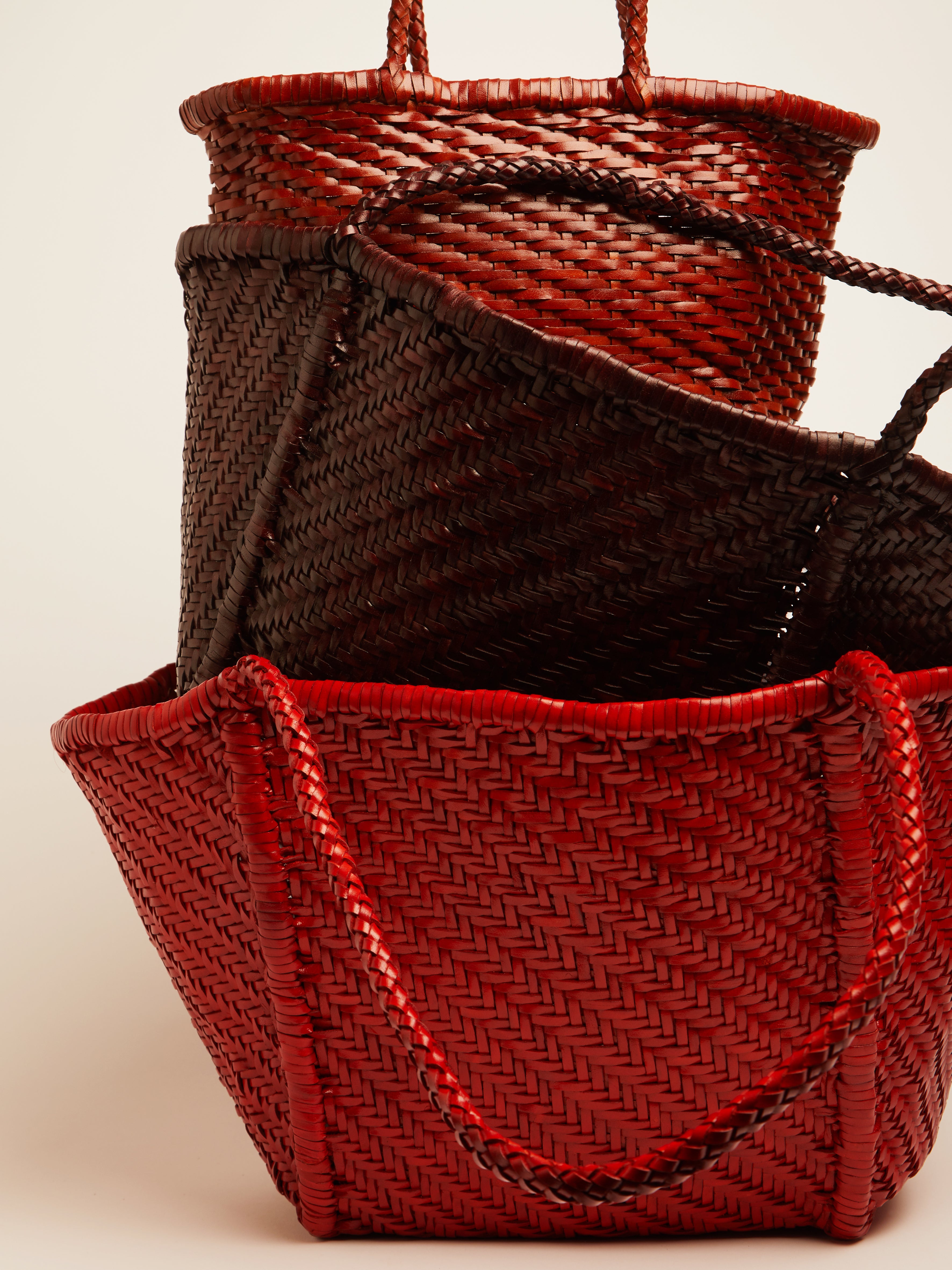 ETHICAL FASHION, CRAFTSMANSHIP, SUSTAINABLE FASHION, TRADITIONAL FASHION, ETNIC FASHION, BOHEMIAN FASHION, MODA ETICA, MODA SOSTENIBILE, TECNICHE ARTIGIANALI, MODA TRADIZIONALE, MODA ETNICA, VESTITI BOHEMIAN, BORSE DA WEEKEND, DAILY BAG, MADE IN INDIA, HANDMADE BAG, INTRECCIATA A MANO, HAND WAVED, LEATHER BAG, RED BAG, LEATHER BAG, BORSA DI PELLE, BORSA INTRECCIATA