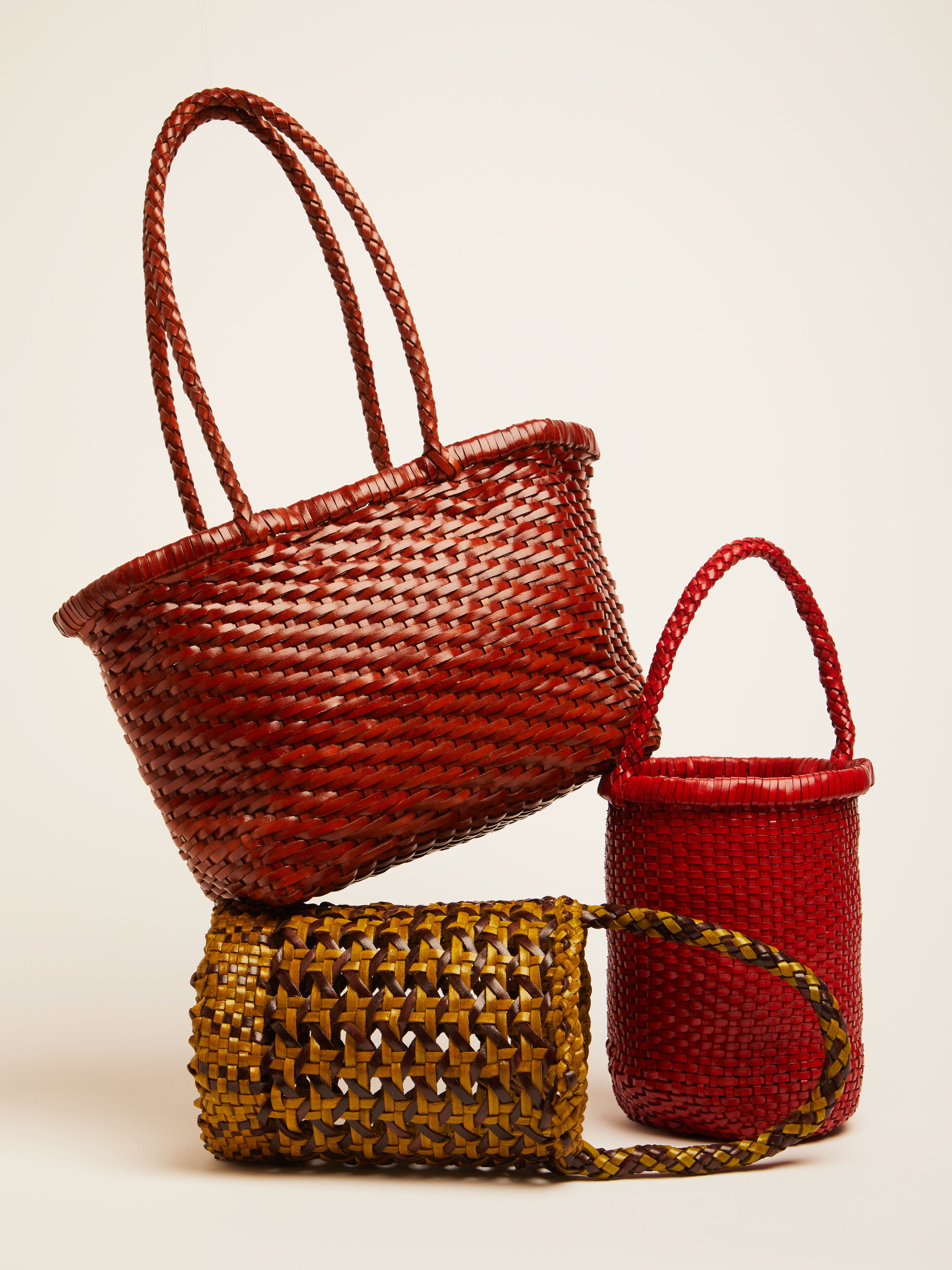 ETHICAL FASHION, CRAFTSMANSHIP, SUSTAINABLE FASHION, TRADITIONAL FASHION, ETNIC FASHION, BOHEMIAN FASHION, MODA ETICA, MODA SOSTENIBILE, TECNICHE ARTIGIANALI, MODA TRADIZIONALE, MODA ETNICA, VESTITI BOHEMIAN, BORSE DA WEEKEND, DAILY BAG, MADE IN INDIA, HANDMADE BAG, INTRECCIATA A MANO, HAND WAVED, LEATHER BAG, RED BAG, LEATHER BAG, BORSA DI PELLE, BORSA INTRECCIATA