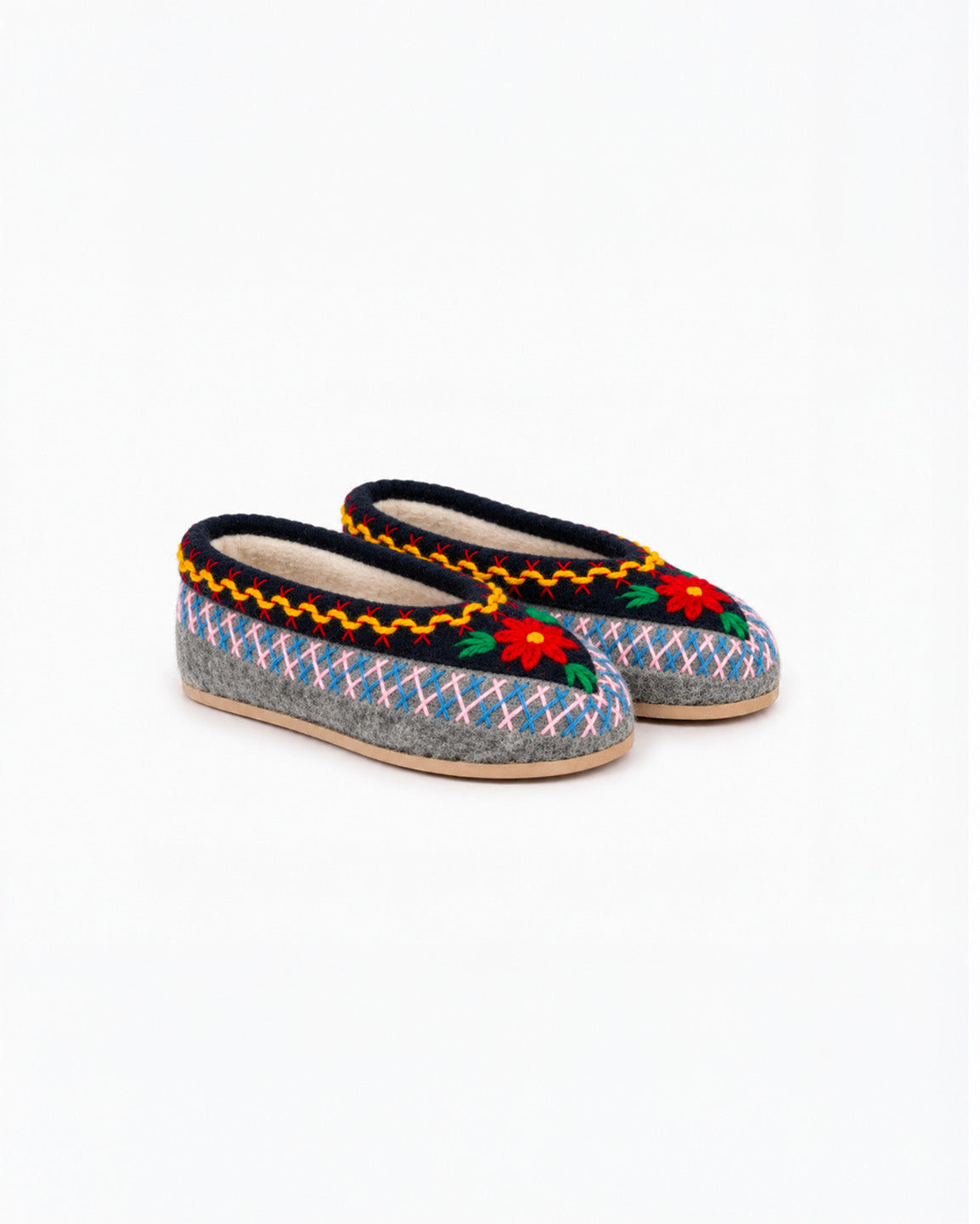 A pair of gray felt slip-on slippers with colorful beadwork, featuring a red and yellow floral motif on the toe and a yellow zigzag trim along the opening. POLISH SLIPPERS, FELT SLIPPERS, WINTER SLIPPERS, WOOL SLIPPERS, EMBROIDERED SLIPPERS, COZY SLIPPERS, WINTER TIME, PANTOFOLE POLACCHE, TRADITIONAL SLIPPERS, MATCHY SLIPPERS, MUM AND ME, PANTOFOLE DI FELTRO, PANTOFOLE DI LANA, PANTOFOLE RICAMATE, PANTOFOLE INVERNALI, PANTOFOLE RICAMATE, HAND MADE, FATTO A MANO, ARTIGIANALE