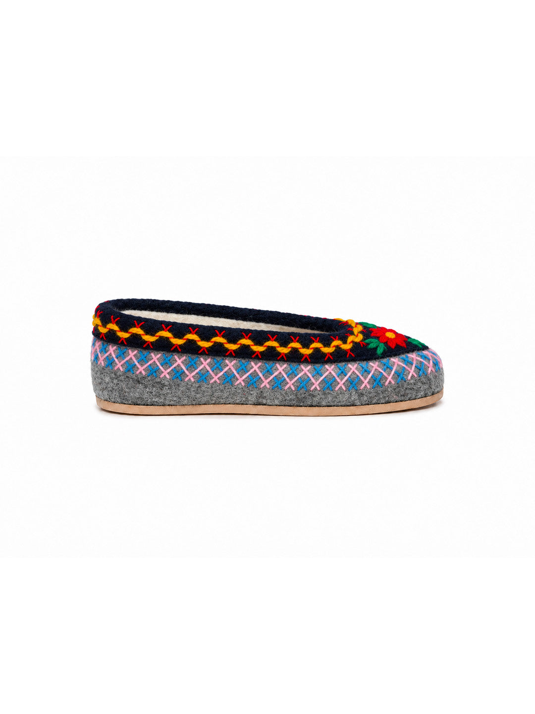 A single gray felt slipper with a colorful embroidered pattern and a floral motif on the toe, shown in profile against a white background. POLISH SLIPPERS, FELT SLIPPERS, WINTER SLIPPERS, WOOL SLIPPERS, EMBROIDERED SLIPPERS, COZY SLIPPERS, WINTER TIME, PANTOFOLE POLACCHE, TRADITIONAL SLIPPERS, MATCHY SLIPPERS, MUM AND ME, PANTOFOLE DI FELTRO, PANTOFOLE DI LANA, PANTOFOLE RICAMATE, PANTOFOLE INVERNALI, PANTOFOLE RICAMATE, HAND MADE, FATTO A MANO, ARTIGIANALE
