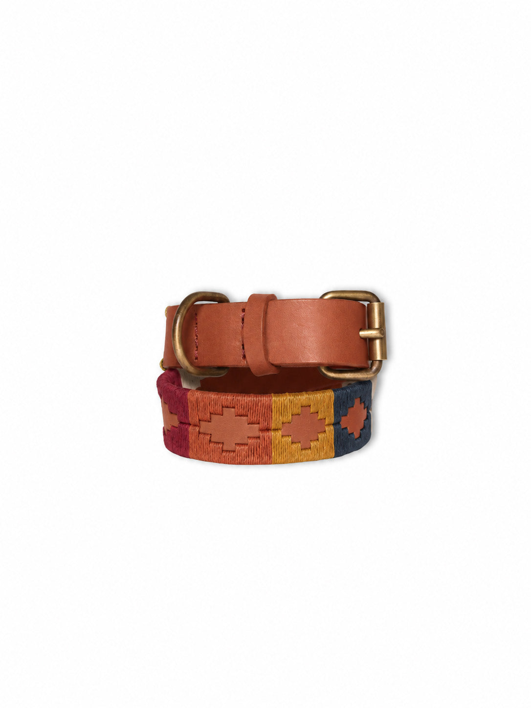 A leather belt with a gold buckle, featuring a woven geometric patterned strap in orange, red, yellow, and blue. ETHICAL FASHION, CRAFTSMANSHIP, SUSTAINABLE FASHION, TRADITIONAL FASHION, ETHNIC FASHION, BOHEMIAN FASHION, MODA ETICA, MODA SOSTENIBILE, TECNICHE ARTIGIANALI, MODA TRADIZIONALE, MODA ETNICA, VESTITI BOHEMIAN, COLORFUL BELT, CINTURE COLORATE, CINTURA RICAMATA A MANO, HANDEMBROIDERED BELT, POLO BELT, CINTURE DA POLO, CINTURA DI PELLE, CINTUA DI CUOIO, LEATHER BELT, MADE IN ARGENTINA, HANDMADE IN A